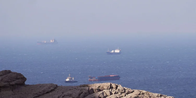 Σοβαρές ανησυχίες για τη σταθερότητα της παγκόσμιας αγοράς πετρελαίου και της ναυτιλίας προκαλεί η συνεχιζόμενη κρίση στα Στενά του Ορμούζ, με τις εκτιμήσεις διεθνών αναλυτών να κάνουν λόγο για τη μεγαλύτερη πίεση στα παγκόσμια αποθέματα από τότε που ξεκίνησε η δορυφορική παρακολούθηση inventories το 2018.  Σύμφωνα με ανάλυση της Allied Shipbroking και της Allied QuantumSea Research, τα παγκόσμια αποθέματα πετρελαίου –μετρημένα σε ημέρες κάλυψης της ζήτησης– εκτιμάται ότι θα υποχωρήσουν στις 98 ημέρες έως τα τέλη Μαΐου 2026, από 101 ημέρες σήμερα, σύμφωνα με προβλέψεις της Goldman Sachs.  Η εικόνα επιδεινώνεται δραματικά λόγω των σοβαρών διαταραχών στη ναυσιπλοΐα μέσω των Στενών του Ορμούζ, ενός από τα σημαντικότερα ενεργειακά περάσματα παγκοσμίως.  Ο διευθύνων σύμβουλος της Saudi Aramco, Amin Nasser, προειδοποίησε επενδυτές στις 11 Μαΐου ότι η αγορά χάνει περίπου 100 εκατ. βαρέλια πετρελαίου για κάθε εβδομάδα που τα Στενά παραμένουν ουσιαστικά κλειστά. Σύμφωνα με τα στοιχεία που παρουσιάστηκαν, μόλις δύο έως πέντε πλοία διέρχονται καθημερινά από την περιοχή, όταν πριν από την κρίση οι διελεύσεις έφταναν περίπου τα 70 πλοία ημερησίως.  Ανεξάρτητοι αναλυτές εκτιμούν ότι, ακόμη και μετά από εκτροπές φορτίων μέσω αγωγών και έκτακτες αποδεσμεύσεις στρατηγικών αποθεμάτων, η καθαρή απώλεια στην παγκόσμια αγορά διαμορφώνεται μεταξύ 9 και 12 εκατ. βαρελιών ημερησίως.  Η κατάσταση έχει ήδη οδηγήσει σε μαζική κινητοποίηση στρατηγικών αποθεμάτων. Η συντονισμένη έκτακτη αποδέσμευση 400 εκατ. βαρελιών από τον International Energy Agency στις 11 Μαρτίου 2026 –η μεγαλύτερη στην ιστορία του οργανισμού– εκτιμάται ότι επαρκεί μόλις για τέσσερις έως πέντε εβδομάδες υπό τους σημερινούς ρυθμούς κατανάλωσης.  Παρά το γεγονός ότι τα συνολικά κρατικά στρατηγικά αποθέματα διεθνώς υπολογίζονται σε περίπου 3 δισ. βαρέλια, αναλυτές σημειώνουν ότι ακόμη και αυτά θα μπορούσαν να στηρίξουν την αγορά μόνο για 25 έως 30 εβδομάδες εάν χρησιμοποιηθούν αποκλειστικά.