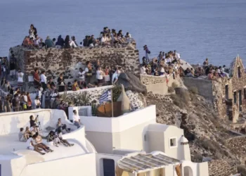 Άλμα του τουρισμού και τον Μάρτιο παρά τον πόλεμο στον Κόλπο – Εκτίναξη εσόδων κατά 55% και αφίξεων κατά 38%