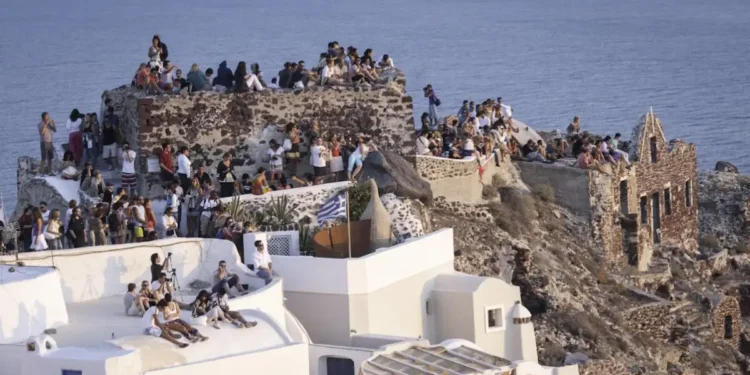 Άλμα του τουρισμού και τον Μάρτιο παρά τον πόλεμο στον Κόλπο – Εκτίναξη εσόδων κατά 55% και αφίξεων κατά 38%