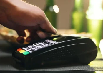 Φοροδιαφυγή: Στο μικροσκόπιο της ΑΑΔΕ τα POS και η διασύνδεση με τις ταμειακές μηχανές