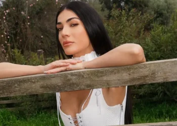H Ήβη Αδάμου κυκλοφορεί την «Ξελογιάστρα»