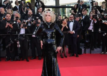 Απαστράπτουσα η Τζέιν Φόντα στο 79ο Φεστιβάλ Καννών: Με τουαλέτα Gucci και φουλ στην παγιέτα