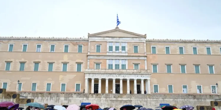 Καιρός σήμερα: Βροχές σε Αττική και Θεσσαλονίκη – Άνεμοι στα 6 μποφόρ στο Αιγαίο