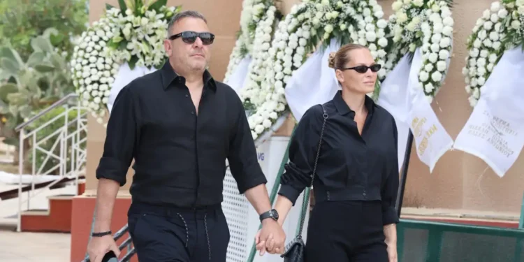 Κηδεία Γωγώς Μαστροκώστα: Σπαραγμός στο «τελευταίο αντίο» – Όλη η ελληνική showbiz ήταν εκεί