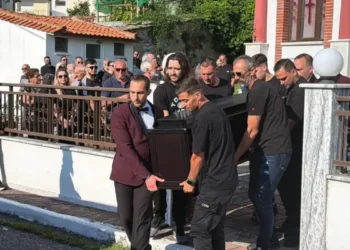 Κηδεία Παρασκευά Άντζα: Βαρύ πένθος και οδύνη στη Δράμα – «Σκεφτόταν πάντα τους άλλους ακόμα και στην κατάσταση που ήταν»