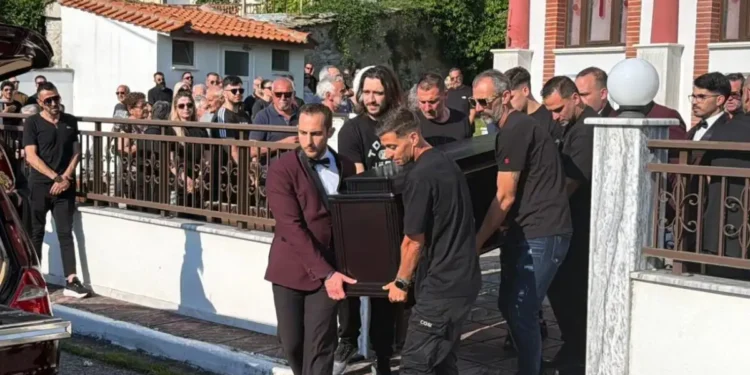 Κηδεία Παρασκευά Άντζα: Βαρύ πένθος και οδύνη στη Δράμα – «Σκεφτόταν πάντα τους άλλους ακόμα και στην κατάσταση που ήταν»