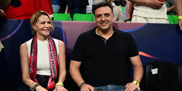 Τζένη Μπαλατσινού και Βασίλης Κικίλιας μαζί στο «T-Center» για τον μεγάλο τελικό του Final Four της Euroleague