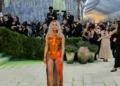 Η Κιμ Καρντάσιαν με μεταλλικό πορτοκαλί bodysuit και ξανθιά στο Met Gala 2026