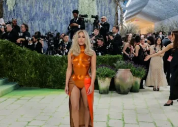 Η Κιμ Καρντάσιαν με μεταλλικό πορτοκαλί bodysuit και ξανθιά στο Met Gala 2026