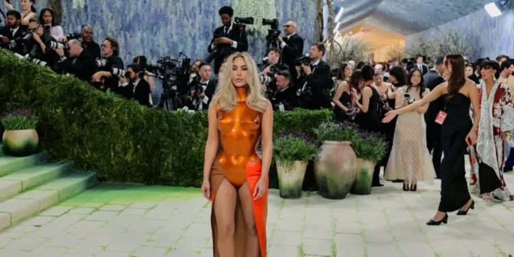Η Κιμ Καρντάσιαν με μεταλλικό πορτοκαλί bodysuit και ξανθιά στο Met Gala 2026