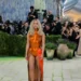 Η Κιμ Καρντάσιαν με μεταλλικό πορτοκαλί bodysuit και ξανθιά στο Met Gala 2026