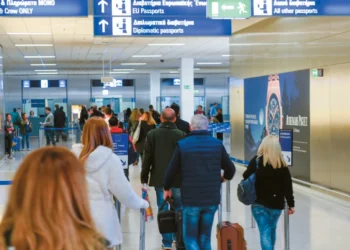 Τουρισμός: Πτώση για πρώτη φορά μετά την πανδημία στις διεθνείς αεροπορικές αφίξεις του Απριλίου