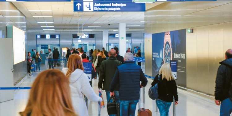 Τουρισμός: Πτώση για πρώτη φορά μετά την πανδημία στις διεθνείς αεροπορικές αφίξεις του Απριλίου