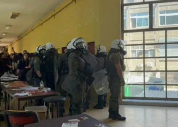 Μπήκαν τα ΜΑΤ στο ΑΠΘ μετά την άγρια επίθεση αντιεξουσιαστών με ρόπαλα σε φοιτητές των ΕΑΑΚ, 6 τραυματίες