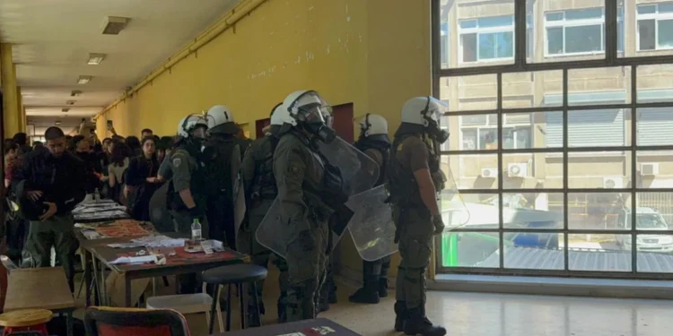 Μπήκαν τα ΜΑΤ στο ΑΠΘ μετά την άγρια επίθεση αντιεξουσιαστών με ρόπαλα σε φοιτητές των ΕΑΑΚ, 6 τραυματίες