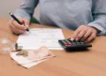 Alpha Bank: Οι ενεργειακές ανατιμήσεις πιέζουν την ελληνική οικονομία με επίκεντρο μεταφορές, στέγαση