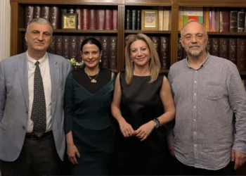 Οι συμβολισμοί, τα πρόσωπα «κλειδιά» και η σκηνοθεσία για τις ανακοινώσεις του κόμματος Καρυστιανού στη Θεσσαλονίκη