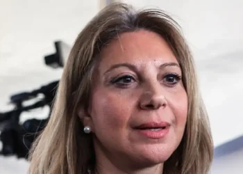 Η Μαρία Καρυστιανού προαναγγέλλει κόμμα μέσα στον Μάιο και καταγγέλλει προσπάθειες εξαγοράς