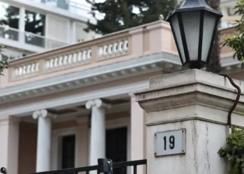 «Καμπανάκια» στο Μαξίμου για τις δημοσκοπήσεις: Η ακρίβεια και η «γκρίζα ζώνη» που προβληματίζει