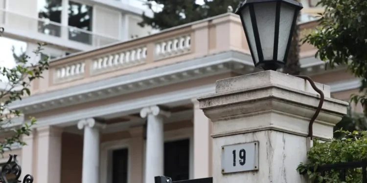 «Καμπανάκια» στο Μαξίμου για τις δημοσκοπήσεις: Η ακρίβεια και η «γκρίζα ζώνη» που προβληματίζει