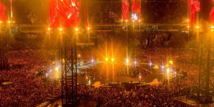 «Ντελίριο» για τους Metallica στο ΟΑΚΑ: Πάνω από 80.000 κόσμου αποθέωσε τους θρύλους της metal σκηνής