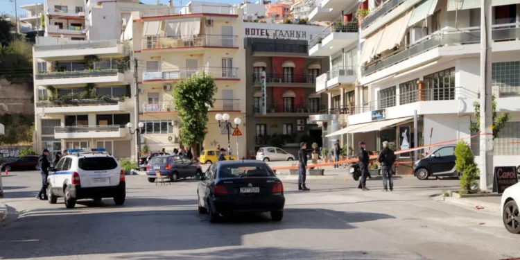 Πυροβολισμοί στο Μικρολίμανο: Αστυνομικοί «εξουδετέρωσαν» άνδρα που κουβαλούσε όπλα και χειροβομβίδες
