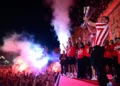 Ολυμπιακός: Ατελείωτο πάρτι για τους κατακτητές της Euroleague – 100.000 οπαδοί αποθέωσαν Μπαρτζώκα και παίκτες στον Πειραιά