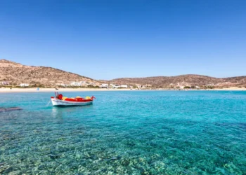 Δείτε τις 624 παραλίες της Ελλάδας με Γαλάζιες Σημαίες για το 2026, κάποιες δεν τις περιμένατε – Οι 17 καλύτερες ακτές της Αττικής