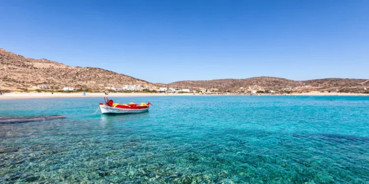Δείτε τις 624 παραλίες της Ελλάδας με Γαλάζιες Σημαίες για το 2026, κάποιες δεν τις περιμένατε – Οι 17 καλύτερες ακτές της Αττικής