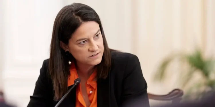 Equal Payment: Ίση αμοιβή μεταξύ ανδρών και γυναικών για ίδια εργασία – Τι προβλέπει το νομοσχέδιο Κεραμέως