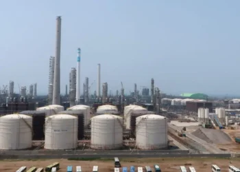 Το πετρέλαιο Brent κάτω από τα 98 δολάρια, καθώς οι επενδυτές ποντάρουν σε συμφωνία μεταξύ ΗΠΑ και Ιράν