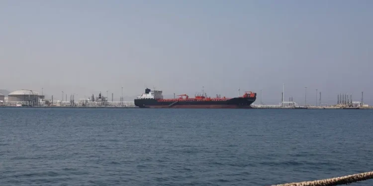 Σε νέα ύψη το πετρέλαιο: Πάνω από τα 111 δολάρια το Brent υπό τον φόβο παρατεταμένου αποκλεισμού των Στενών του Ορμούζ