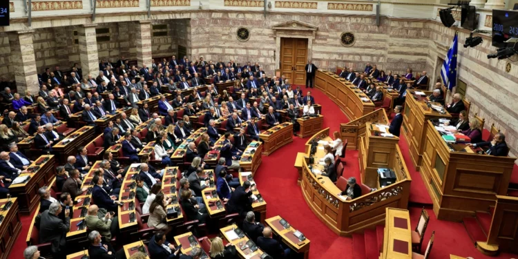 Ξεκινά τριήμερο με υψηλά πολιτικά θερμόμετρα στη Βουλή για ΟΠΕΚΕΠΕ και υποκλοπές