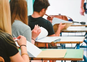 Πανελλαδικές, ψυχική πίεση και εφηβική ανθεκτικότητα: Τι αναδεικνύει η τραγωδία στην Ηλιούπολη, η σημασία της έγκαιρης στήριξης