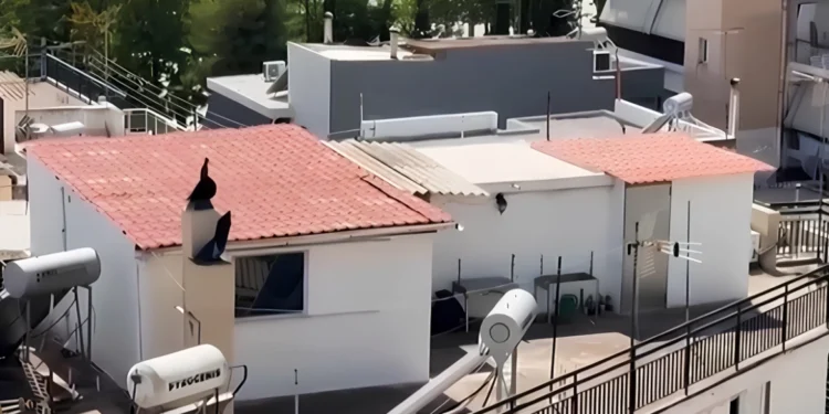 «Τα παιδιά 8 και 9 ετών φορούσαν πάνες, ήταν σαν στρατιωτάκια»: Νέα καταγγελία για την οικογένεια που έμενε μέσα σε ακαθαρσίες στο Περιστέρι