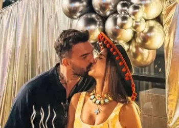 Ρία Ελληνίδου – Δημήτρης Αλεξάνδρου: Το φιλί στο στόμα και οι εικόνες από το κοινό πάρτι για τα γενέθλιά τους
