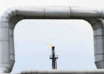 Η Ρωσία κατεβάζει τον πήχη για την ανάπτυξη στο 0,4% από 1,3% και διατηρεί την πρόβλεψη για την τιμή του πετρελαίου