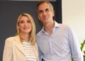 Σία Κοσιώνη και Κώστας Μπακογιάννης χαμογελαστοί στην παρουσίαση του βιβλίου της – Οι κοινές φωτογραφίες