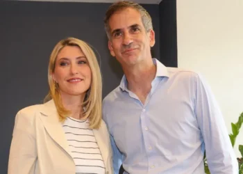 Σία Κοσιώνη και Κώστας Μπακογιάννης χαμογελαστοί στην παρουσίαση του βιβλίου της – Οι κοινές φωτογραφίες
