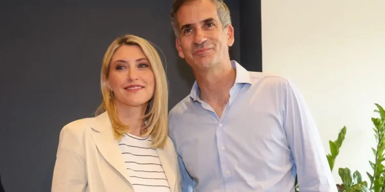 Σία Κοσιώνη και Κώστας Μπακογιάννης χαμογελαστοί στην παρουσίαση του βιβλίου της – Οι κοινές φωτογραφίες