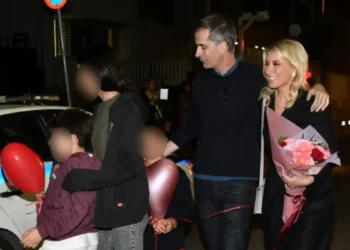 Σία Κοσιώνη: Η έκπληξη του Κώστα Μπακογιάννη και των παιδιών τους λίγο μετά το τελευταίο δελτίο στον ΣΚΑΪ