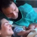 Ιωάννα Σιαμπάνη και Τζίμης Σταθοκωστόπουλος με το νεογέννητο μωρό τους στο μαιευτήριο