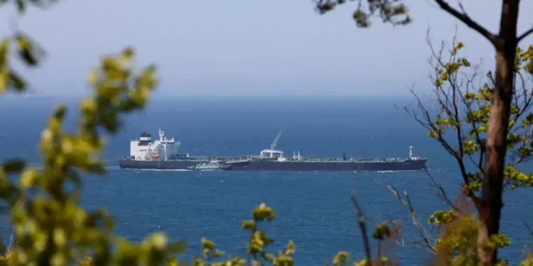 Οι τιμές του πετρελαίου καταρρέουν, αντιδρούν στα «νέα» για αποκατάσταση της ναυσιπλοΐας στα Στενά του Ορμούζ