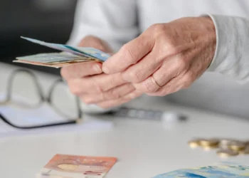 Συντάξεις: Ποιοι λαμβάνουν επίδομα 300 ευρώ και ποια τα κριτήρια για τις νέες παροχές