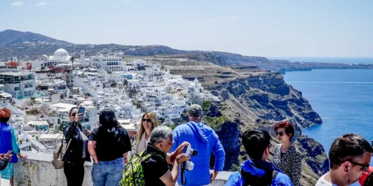 Τουρισμός: Ρεκόρ αφίξεων και ταξιδιωτικών εισπράξεων μειωμένες όμως οι διανυκτερεύσεις το 2025