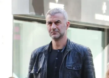 Γωγώ Μαστροκώστα: «Ο Τραϊανός Δέλλας έφευγε με την τελευταία πτήση για Αθήνα και επέστρεφε το πρωί άυπνος για να την δει για λίγες ώρες»