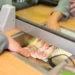 Δικαίωση ΕΚΠΟΙΖΩ για την επιβολή μηνιαίας χρέωσης 0,80 ευρώ σε καταθετικούς λογαριασμούς