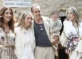 Πάνος Μουζουράκης – Μαριλού Κόζαρη: Εικόνες από τη βάφτιση του γιου τους με νονά την Έλενα Παπαρίζου