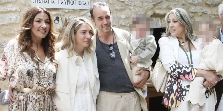 Πάνος Μουζουράκης – Μαριλού Κόζαρη: Εικόνες από τη βάφτιση του γιου τους με νονά την Έλενα Παπαρίζου