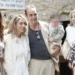 Πάνος Μουζουράκης – Μαριλού Κόζαρη: Εικόνες από τη βάφτιση του γιου τους με νονά την Έλενα Παπαρίζου